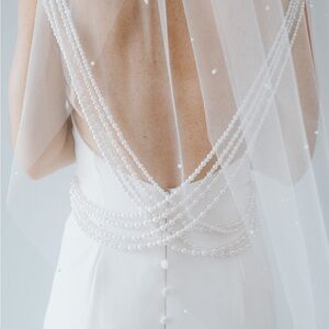 Elegant White Beaded Women's pearl wedding veil